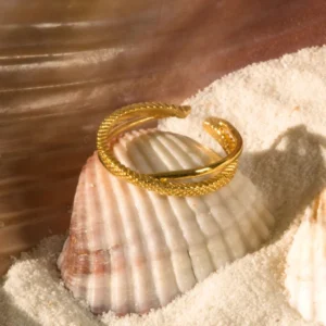 BMNLR007 Mia yüzük, 925 ayar gümüşten üretilmiş sade ve zarif bir tasarıma sahiptir