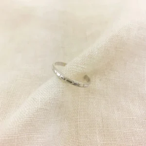 Amal Yüzük, 925 ayar gümüşten üretilmiş sade ve modern bir tasarıma sahiptir.