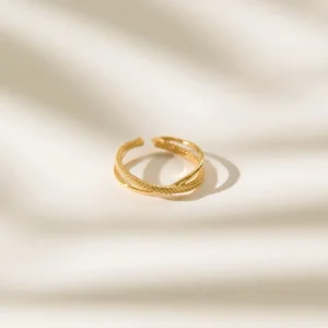 Mia yüzük, 925 ayar gümüşten üretilmiş sade ve zarif bir tasarıma sahiptir