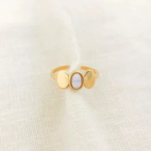 Amicameo Yüzük, 925 ayar gümüşten üretilmiş anlamlı ve karakterli bir tasarıma sahiptir.