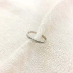 Clavo Yüzük, 925 ayar gümüşten üretilmiş güçlü ve sade bir tasarıma sahiptir