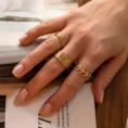 Cleopatra Yüzük, 925 ayar gümüşten üretilmiş güçlü ve zarif bir tasarıma sahiptir.