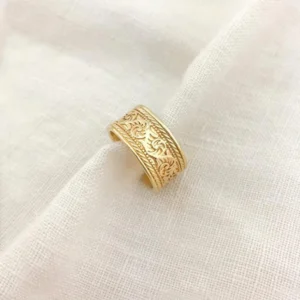 Cleopatra Yüzük, 925 ayar gümüşten üretilmiş güçlü ve zarif bir tasarıma sahiptir.