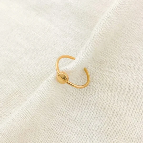 Coro Ring (2) Coro Yüzük, 925 ayar gümüşten üretilmiş modern ve net bir tasarım sunar.