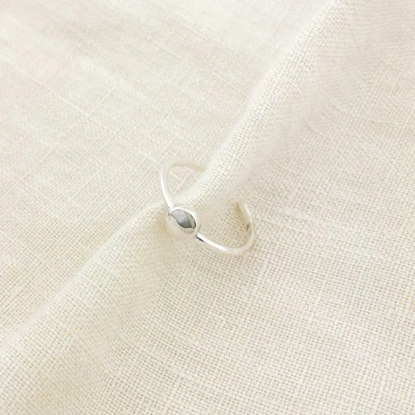 Coro Ring (3) Coro Yüzük, 925 ayar gümüşten üretilmiş modern ve net bir tasarım sunar.