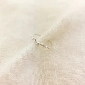 Faye Yüzük, 925 ayar gümüşten üretilmiş zarif ve sade bir tasarım sunar