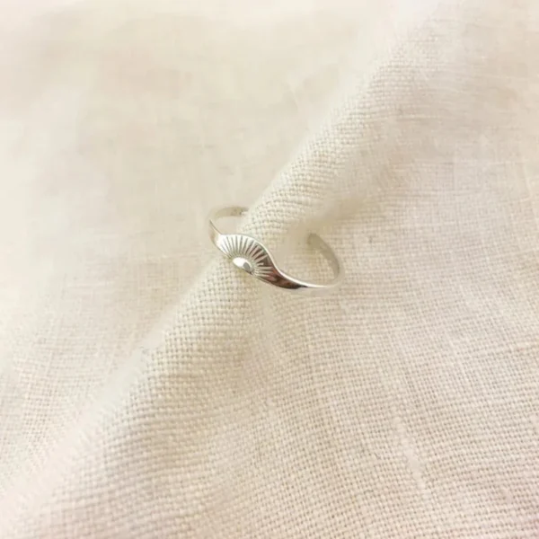 Friendship Kaya Yüzük, 925 ayar gümüşten üretilmiş güçlü ve anlamlı bir tasarıma sahiptir.