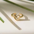 Heart Ring, 925 ayar gümüşten üretilmiş sade ve anlamlı bir tasarıma sahiptir