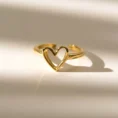 Heart Ring, 925 ayar gümüşten üretilmiş sade ve anlamlı bir tasarıma sahiptir