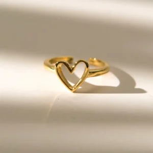 Heart Ring, 925 ayar gümüşten üretilmiş sade ve anlamlı bir tasarıma sahiptir