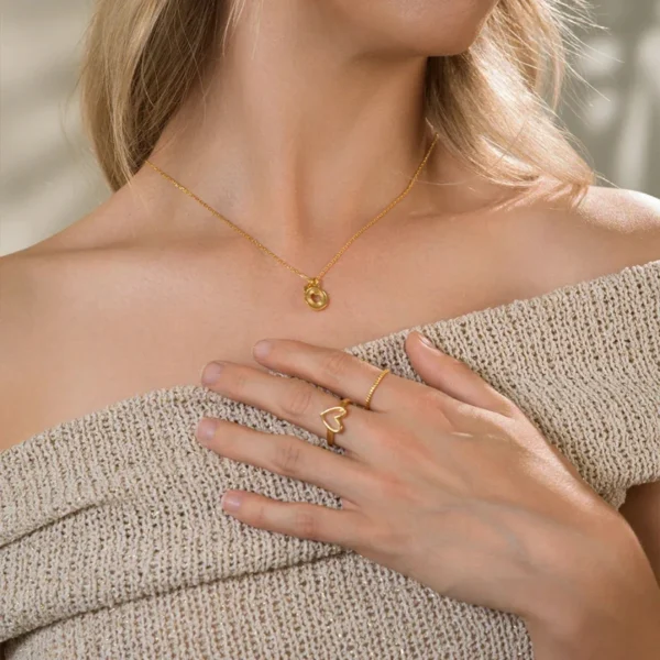 Heart Ring, 925 ayar gümüşten üretilmiş sade ve anlamlı bir tasarıma sahiptir