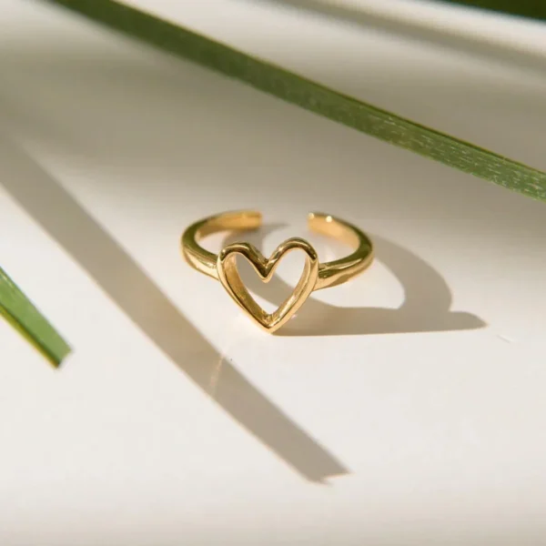 Heart Ring, 925 ayar gümüşten üretilmiş sade ve anlamlı bir tasarıma sahiptir