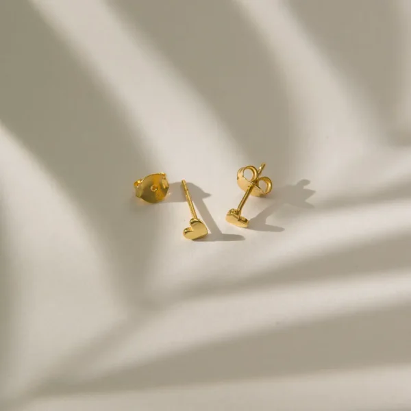 Heart Small Studs küpe, 925 ayar gümüşten üretilmiş sade ve zarif bir tasarıma sahiptir.