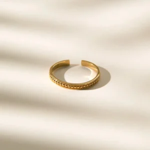 Juana Yüzük, 925 ayar gümüşten üretilmiş sade ve akıcı bir tasarıma sahiptir.