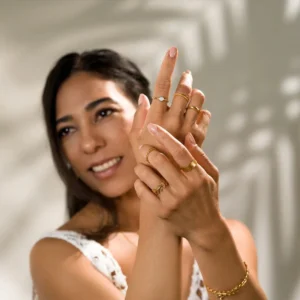 Julia Yüzük (3) Julia Yüzük, 925 ayar gümüşten üretilmiş sade ve zarif bir tasarıma sahiptir.