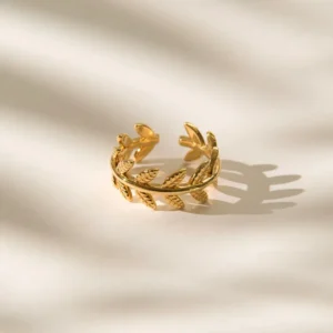 Julia Yüzük, 925 ayar gümüşten üretilmiş sade ve zarif bir tasarıma sahiptir.