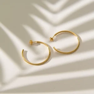 Lorina Küpe, 925 ayar gümüşten üretilmiş zarif ve sade bir tasarım sunar.