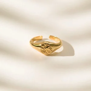 Luna Signed Yüzük, 925 ayar gümüşten üretilmiş imza detaylı sade bir tasarıma sahiptir.