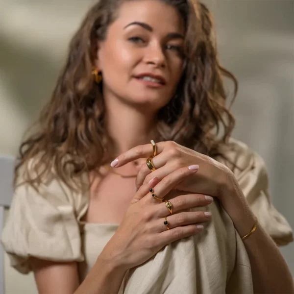 Luna Signed Yüzük, 925 ayar gümüşten üretilmiş imza detaylı sade bir tasarıma sahiptir.