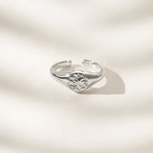 Luna Signed Yüzük, 925 ayar gümüşten üretilmiş imza detaylı sade bir tasarıma sahiptir.