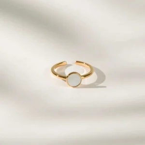 Malou Yüzük, 925 ayar gümüşten üretilmiş yumuşak hatlara sahip zarif bir tasarımdır.