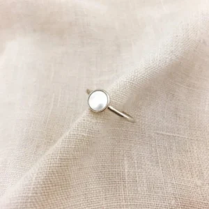 Malou Ring Malou Yüzük, 925 ayar gümüşten üretilmiş yumuşak hatlara sahip zarif bir tasarımdır.