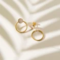 Malou Studs küpe, 925 ayar gümüşten üretilmiş sade ve zarif bir tasarıma sahiptir