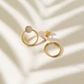 Malou Studs küpe, 925 ayar gümüşten üretilmiş sade ve zarif bir tasarıma sahiptir