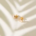 Malou Studs küpe, 925 ayar gümüşten üretilmiş sade ve zarif bir tasarıma sahiptir