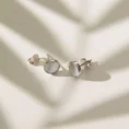 Malou Studs küpe, 925 ayar gümüşten üretilmiş sade ve zarif bir tasarıma sahiptir
