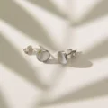 Malou Studs küpe, 925 ayar gümüşten üretilmiş sade ve zarif bir tasarıma sahiptir