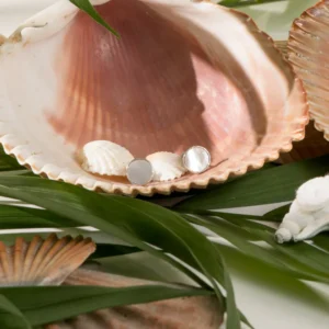 Malou Studs (9) Malou Studs küpe, 925 ayar gümüşten üretilmiş sade ve zarif bir tasarıma sahiptir