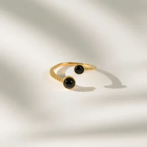 Nima Yüzük, 925 ayar gümüşten üretilmiş modern ve sade bir tasarıma sahiptir.