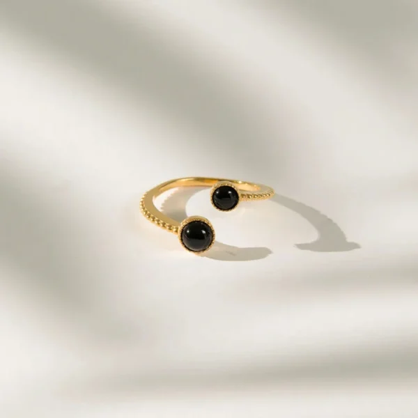Nima Ring (2) Nima Yüzük, 925 ayar gümüşten üretilmiş modern ve sade bir tasarıma sahiptir.