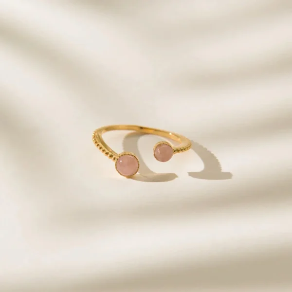 Nima Ring (4) Nima Yüzük, 925 ayar gümüşten üretilmiş modern ve sade bir tasarıma sahiptir.