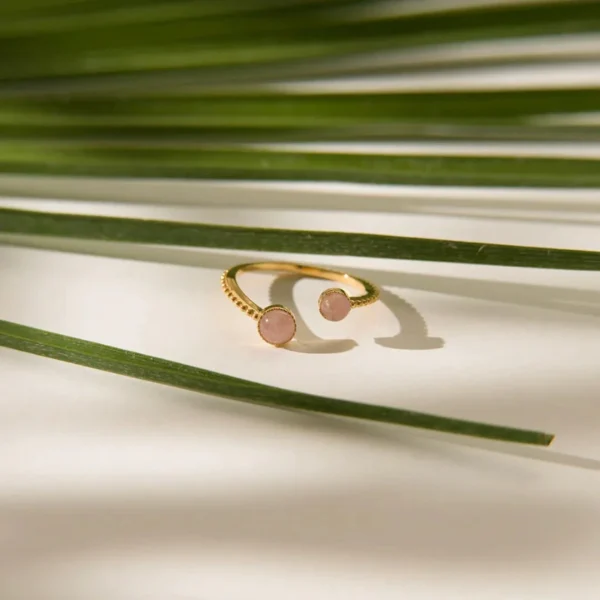 Nima Ring Nima Yüzük, 925 ayar gümüşten üretilmiş modern ve sade bir tasarıma sahiptir.