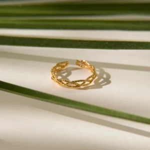 Noel Yüzük, 925 ayar gümüşten üretilmiş sade ve zamansız bir tasarıma sahiptir