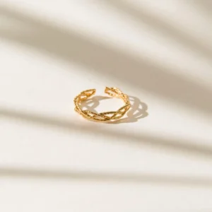 Noel Yüzük, 925 ayar gümüşten üretilmiş sade ve zamansız bir tasarıma sahiptir