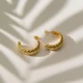 • Sarai küpe, 925 ayar gümüşten üretilmiş sade ve zarif bir tasarıma sahiptir.