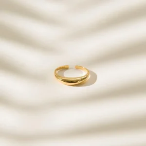 Sue Yüzük, 925 ayar gümüşten üretilmiş sade ve zarif bir tasarıma sahiptir.