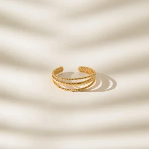 Triniti Yüzük, 925 ayar gümüşten üretilmiş dengeli ve modern bir tasarıma sahiptir.