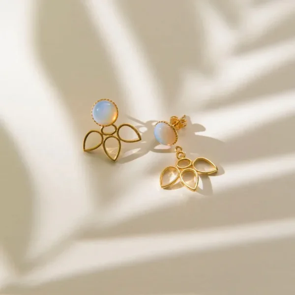 Una Big Studs Küpe (16) Una Big Studs Küpe, 925 ayar gümüşten üretilmiş cesur ve modern bir tasarıma sahiptir.