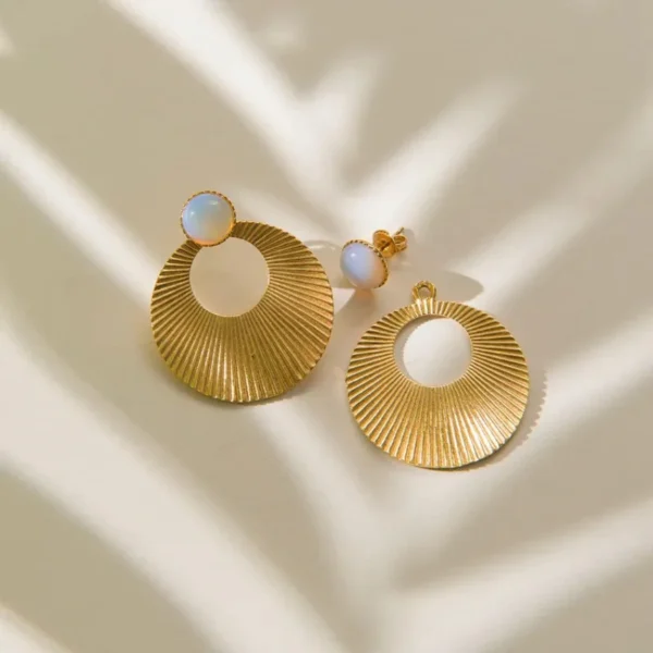 Una Big Studs Küpe (17) Una Big Studs Küpe, 925 ayar gümüşten üretilmiş cesur ve modern bir tasarıma sahiptir.
