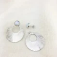 Una Big Studs Küpe, 925 ayar gümüşten üretilmiş cesur ve modern bir tasarıma sahiptir.