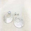 Una Big Studs Küpe, 925 ayar gümüşten üretilmiş cesur ve modern bir tasarıma sahiptir.