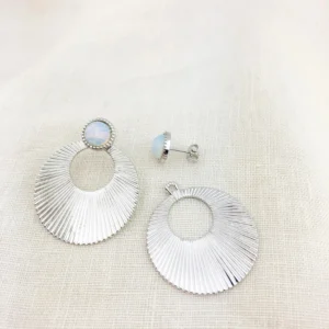 Una Big Studs Küpe (2) Una Big Studs Küpe, 925 ayar gümüşten üretilmiş cesur ve modern bir tasarıma sahiptir.