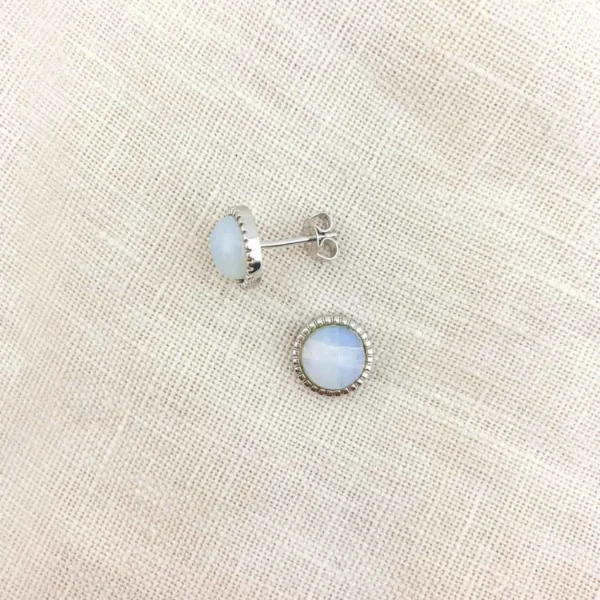 Una Big Studs Küpe (3) Una Big Studs Küpe, 925 ayar gümüşten üretilmiş cesur ve modern bir tasarıma sahiptir.