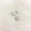 Una Big Studs Küpe, 925 ayar gümüşten üretilmiş cesur ve modern bir tasarıma sahiptir.