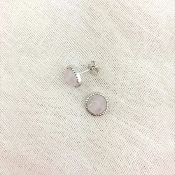 Una Big Studs Küpe (4) Una Big Studs Küpe, 925 ayar gümüşten üretilmiş cesur ve modern bir tasarıma sahiptir.