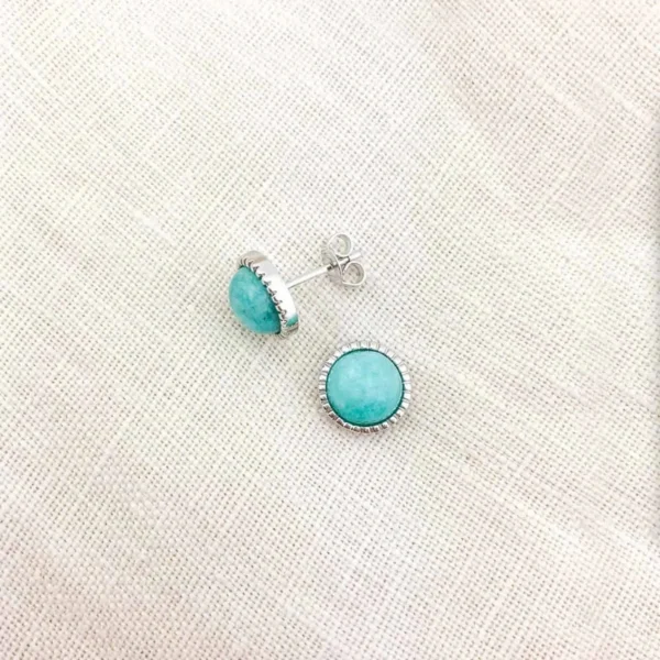 Una Big Studs Küpe (5) Una Big Studs Küpe, 925 ayar gümüşten üretilmiş cesur ve modern bir tasarıma sahiptir.